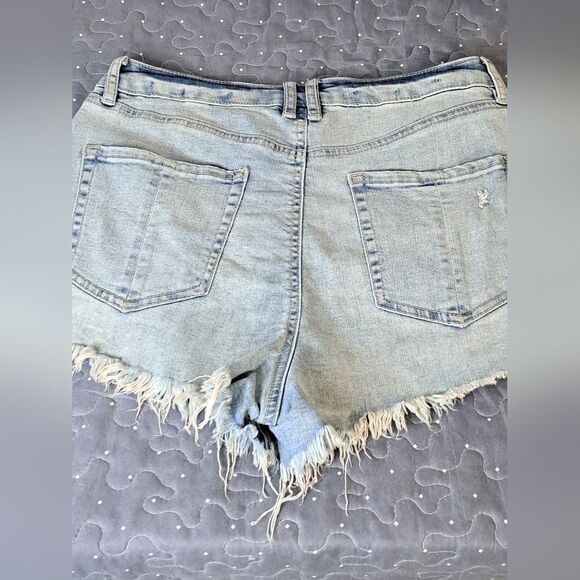 Refuge button fly distressed jean shorts size 6 - Picture 3 of 3